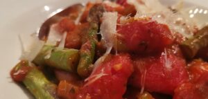 Home-Office - zweierlei Gnocchi mit grünem Spargel Zucchini Aubergine und einer feurigen Tomaten-Arrabiata-Sauce