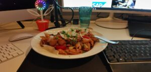 Nudeln mit Zucchini Tomaten und Speck
