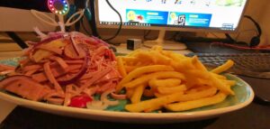 Wurstsalat mit Pommes im Home-Office